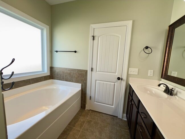 Building Photo - 532 Larkspur Dr