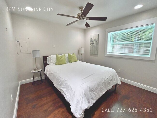 Building Photo - Back unit of large Duplex in Central Oak P...