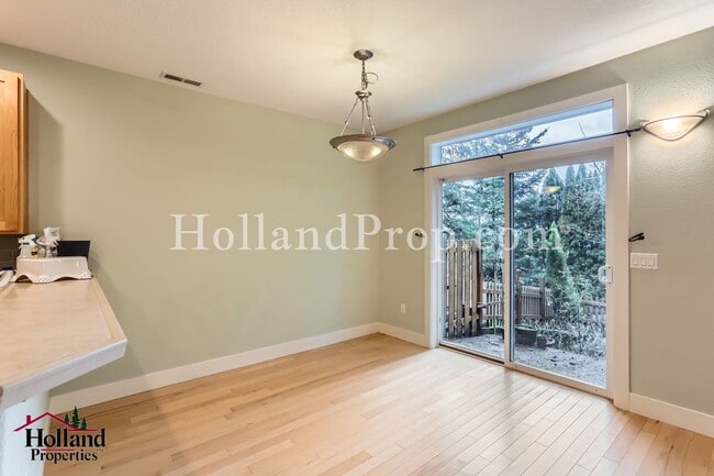 Building Photo - Bright & Spacious 3-Bedroom Townhome in a Prime Location!
