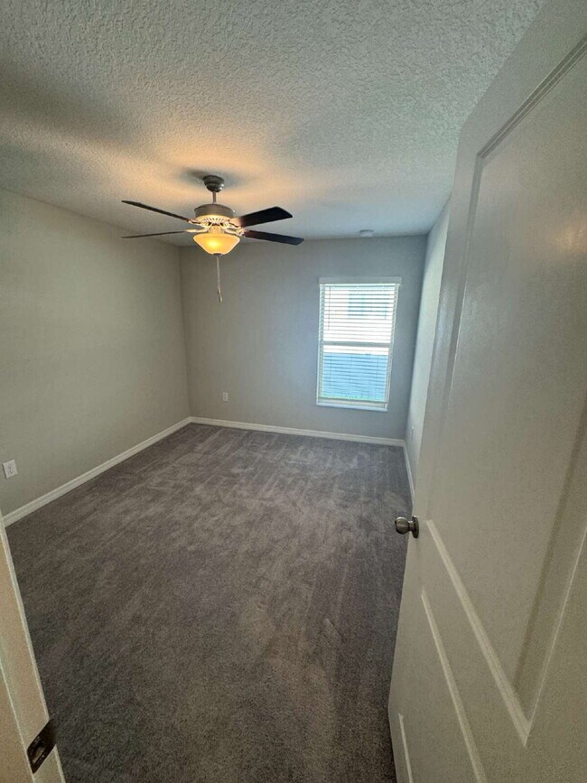 Building Photo - "Spacious 4-Bed Oasis with 2.5 Baths on Ra...
