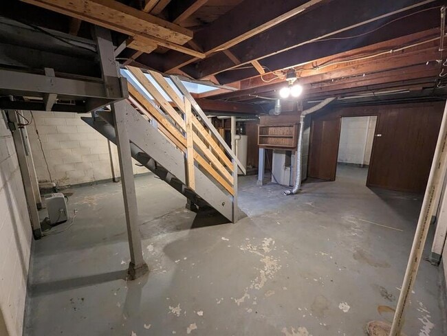 Building Photo - 130 13th Ave E