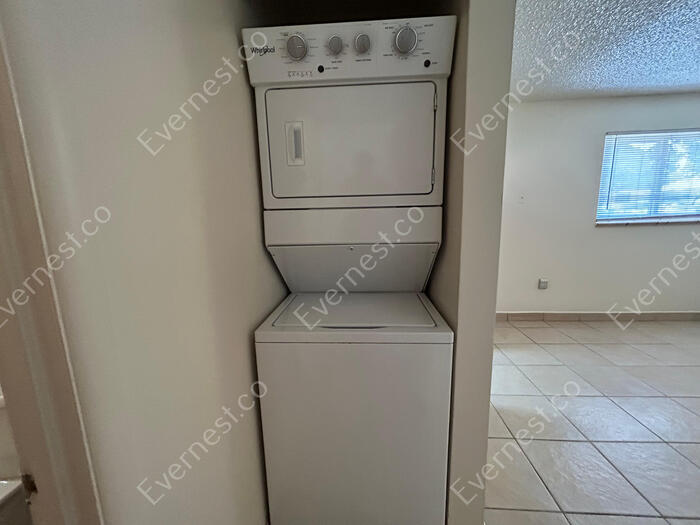 Building Photo - 906 1/2 Carlisle Street