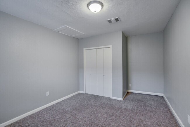 Building Photo - 304 John N Garner Cir