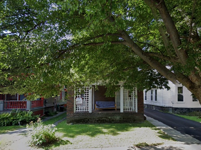Building Photo - Available 6/1/26 - Spacious Home with Garage