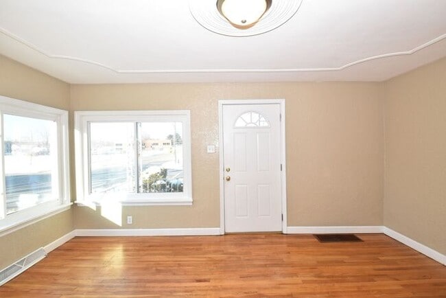 Building Photo - Mishawaka Northside 3 bedroom 1 1/2 story home with 2 bathrooms