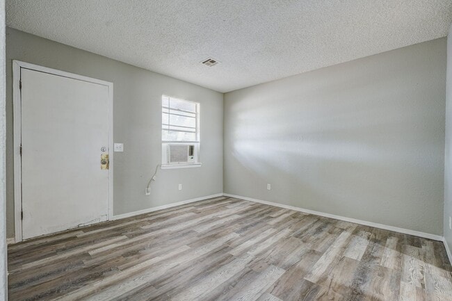 Building Photo - 2 bed, 1 bath apartment in noble, ok