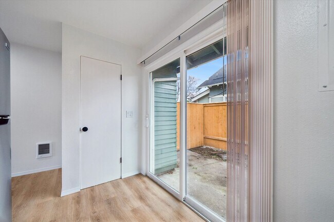 Building Photo - 5143-5145 SE Knight