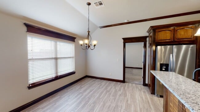 Building Photo - 1621 NE White Rock Dr