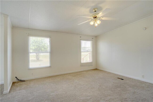 Building Photo - Country Living on half acre