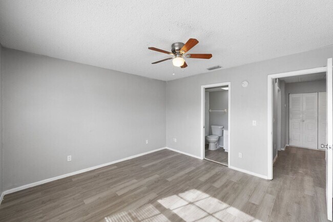 Building Photo - ***CUTE! Largo Townhome NOW *** 2 Bed. 1&1...