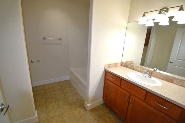 Building Photo - 1-Bedroom in Gated Community!