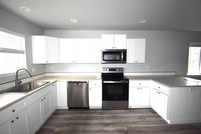 Building Photo - Spacious Town home.