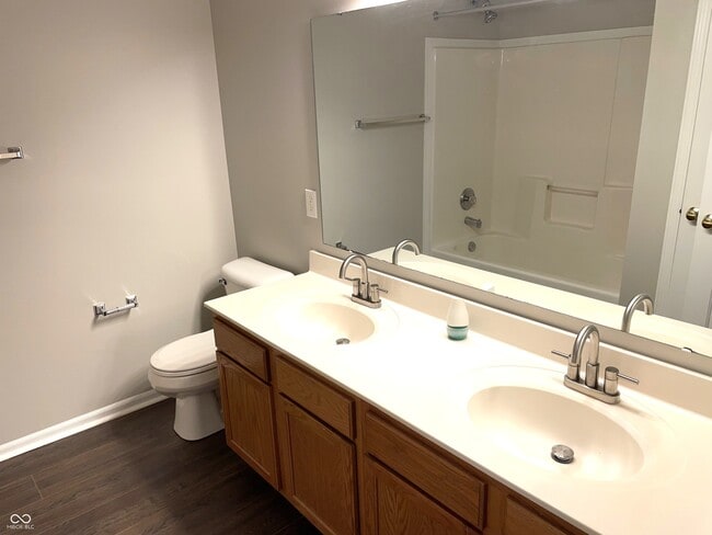 Building Photo - 5761 Cantigny Way S