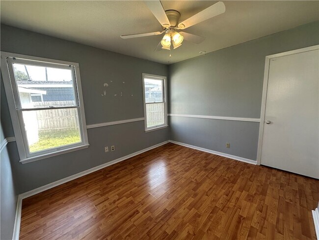 Building Photo - 117 Holly Dr