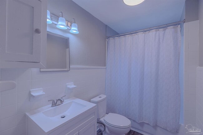 Building Photo - 1223 Wisteria Ave