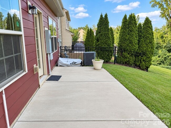 Building Photo - 1813 Evergreen Dr