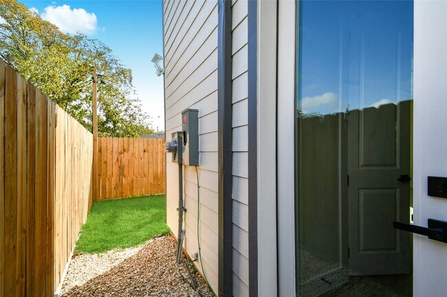 Building Photo - 3233 Tuam St