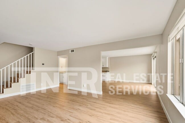 Building Photo - 6355 Villa Dr