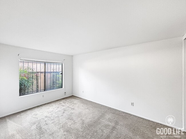 Building Photo - Beautiful 2B/2BA Condo in Pacific Beach w/ Parking & Swimming Pool!