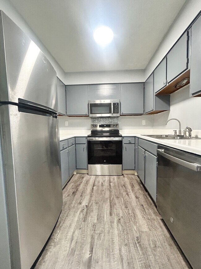 Building Photo - 601 Riverhill Cir