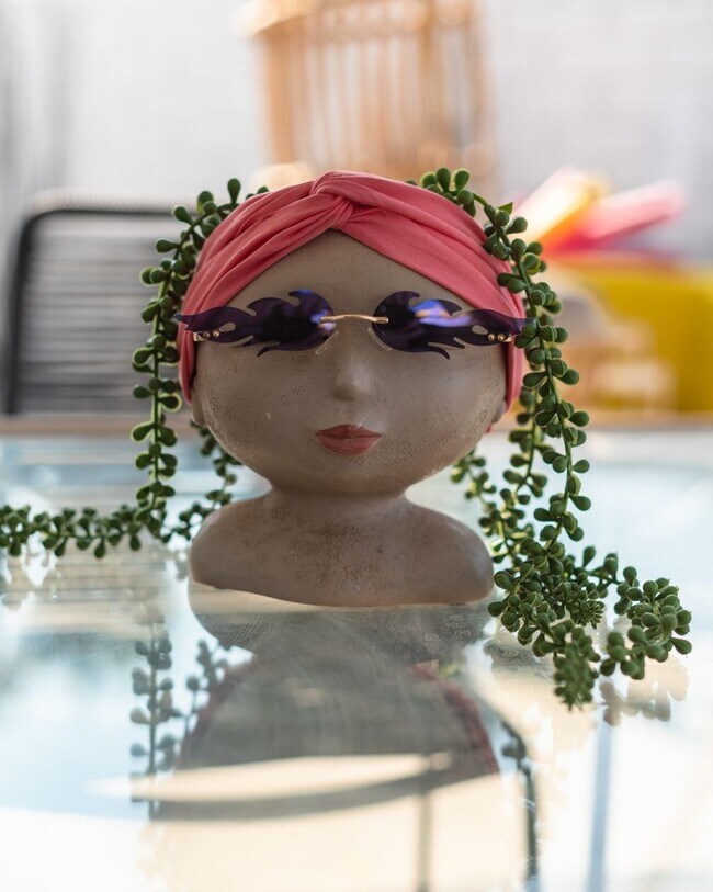 Building Photo - Retro Chic Oasis Saltwater Pool, Spa & Mnt...