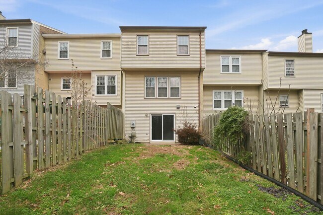 Building Photo - Welcome home to this charming three-level townhouse in the heart of Springfield!