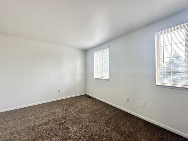 Building Photo - Renovated and Super Clean 2 Bed/1.5 Bath C...