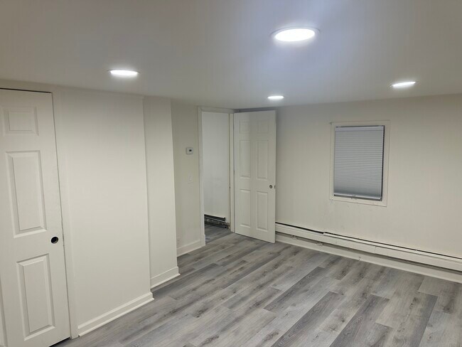 Building Photo - 12 N Main St