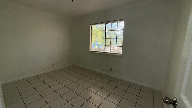 Building Photo - 1303 Bonnie Brae St