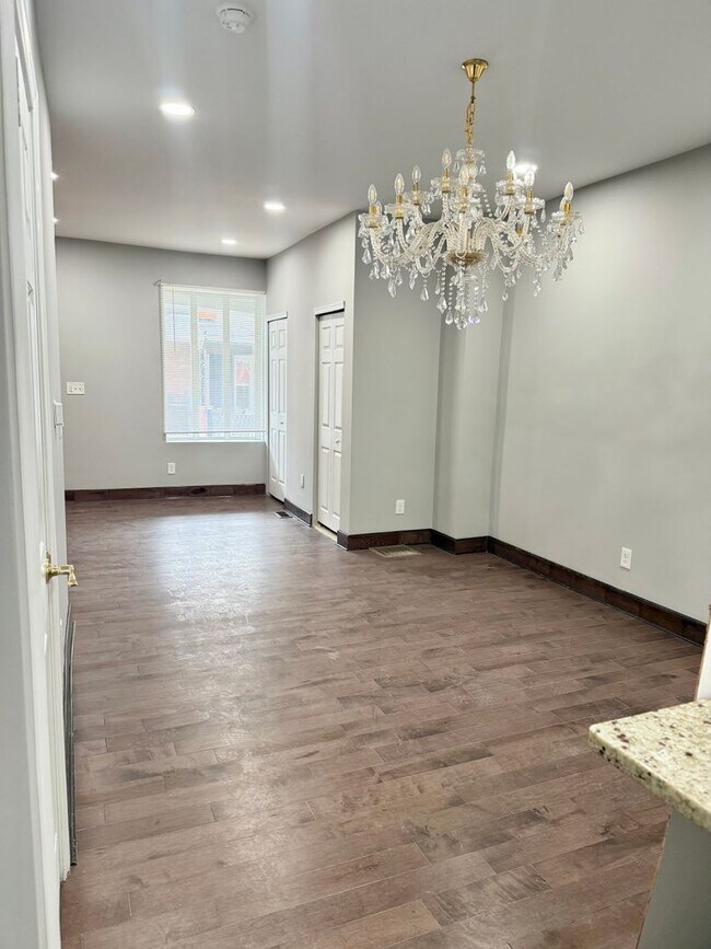 Building Photo - 3 Bed 1.5  Bath