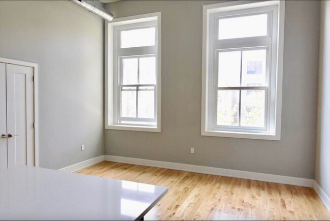 Building Photo - 1523 W Girard Ave