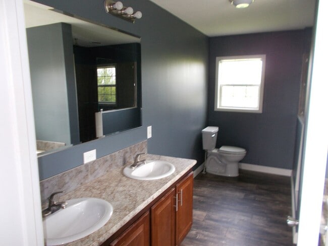 Building Photo - Large, Beautiful Home North of Richmond