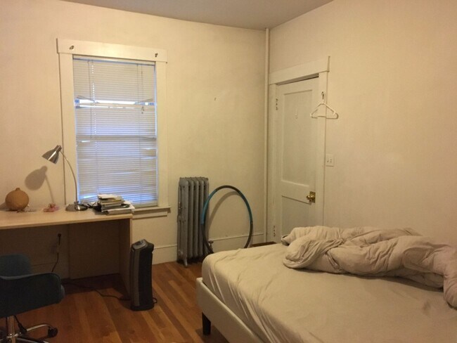 Building Photo - Amazing 4 Bedroom Apartment available 9/1/26