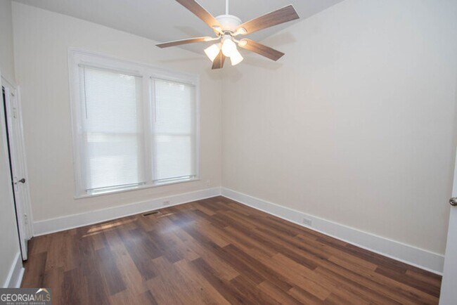 Building Photo - Will not last! Walk to the square in Newna...