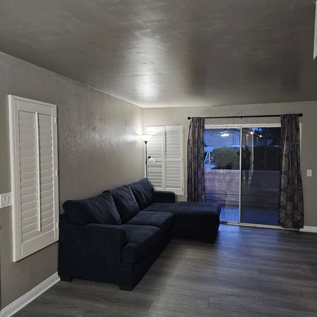 Building Photo - Roommate Wanted – One Bedroom Available | 10x11 | 3BR/2BA Condo in Vista ~ $1,300/month