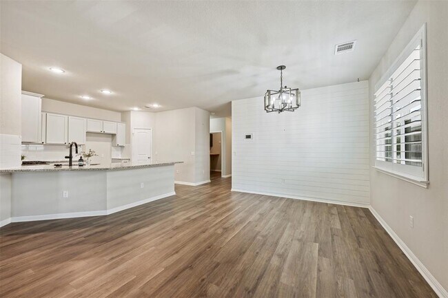 Building Photo - 505 Blue Sage Dr