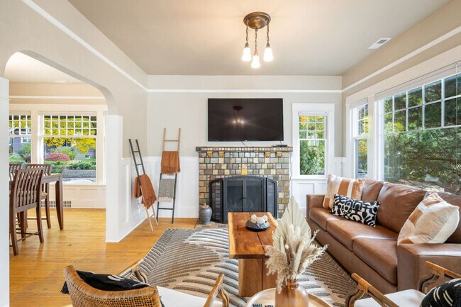 Building Photo - 720 NE 47th St