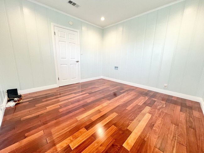 Building Photo - Charming Bixby Knolls Corner Home with Yard, Cabana, & A/C