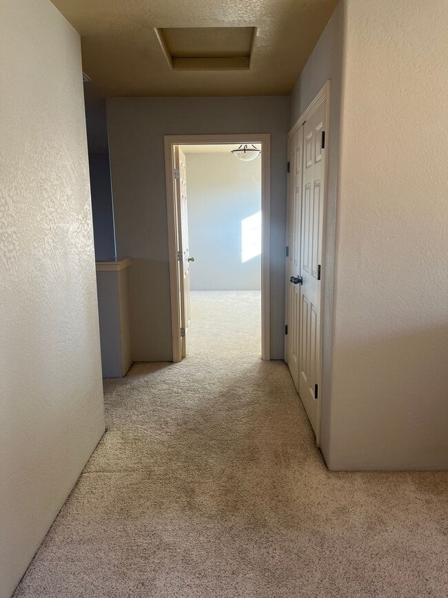 Building Photo - 2 Bedroom 2.5 Bath House