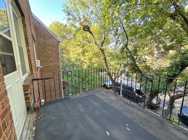 Building Photo - 2 bedroom in SUNNYSIDE NY 11104