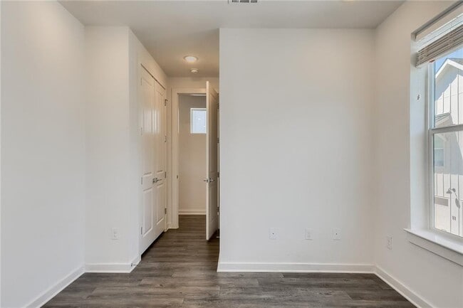 Building Photo - 2624 Metcalfe Rd