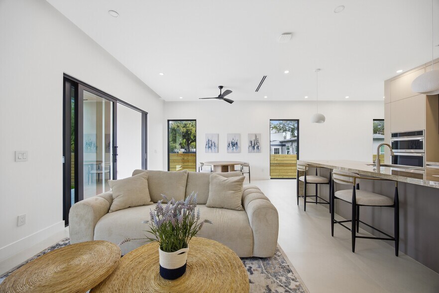 Building Photo - 1319 NE 13th Ave