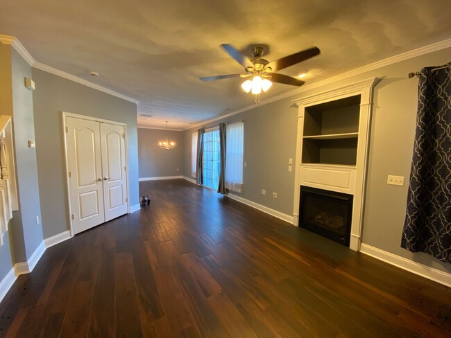 Building Photo - Rent Special Alert! Move in by 01/15 and e...