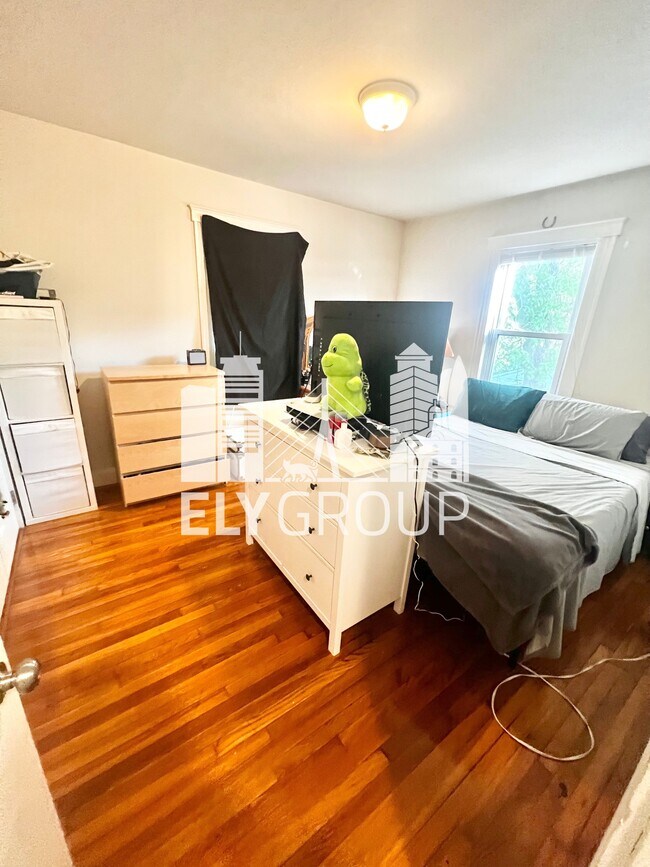 Building Photo - 165 Sharon St