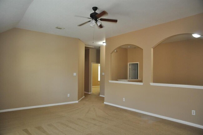 Building Photo - 2222 Drake Falls Dr