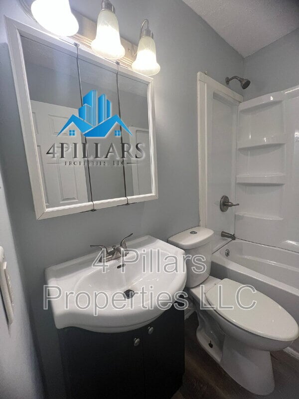 Building Photo - 1311 E Columbus Dr