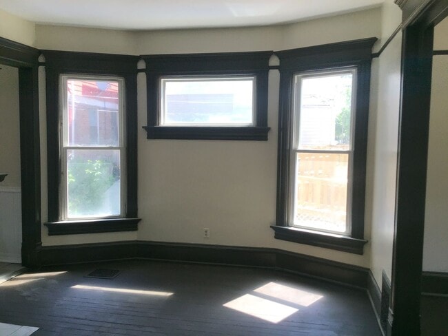 Building Photo - 4 bedroom 2 bathroom single family home