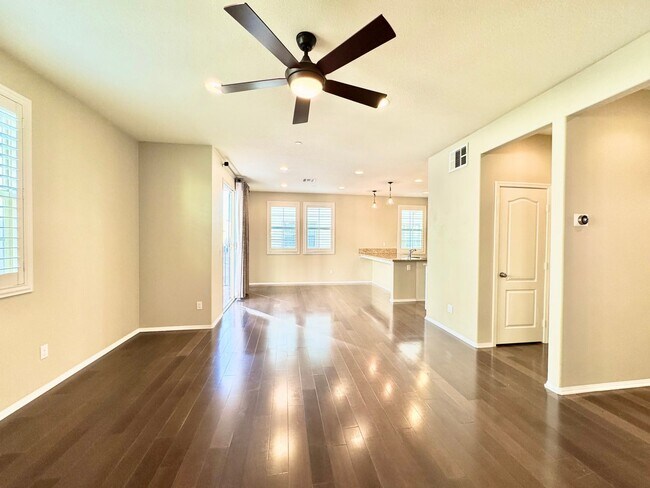 Building Photo - Newer Built Townhome with Solar in Gated Community! Pet-Friendly!