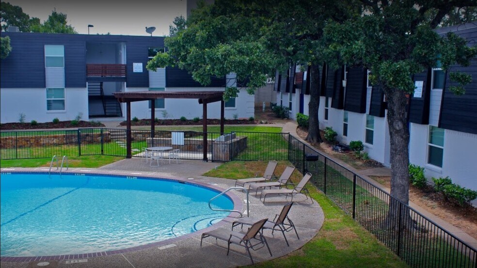 Building Photo - 531 Bedford Rd