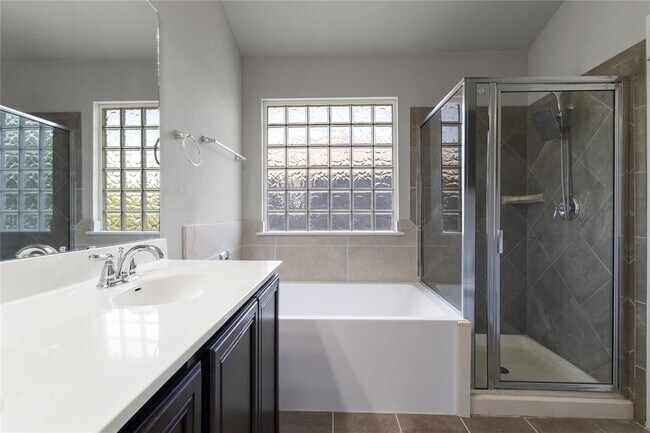 Building Photo - 505 Trinity Bend
